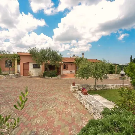 Helloapulia - Flora Apartament Noci